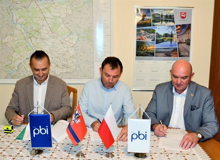 Podpisanie umowy, trzech mężczyzn, flagi