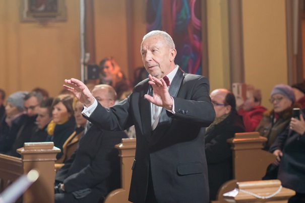 Na fotografii Jerzy Wojtaszek dyryguje chórem podczas koncertu w kościele 