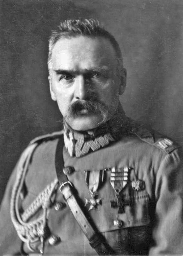 Czarno-białe zdjęcie przedstawiające sylwetkę Józefa Piłsudskiego