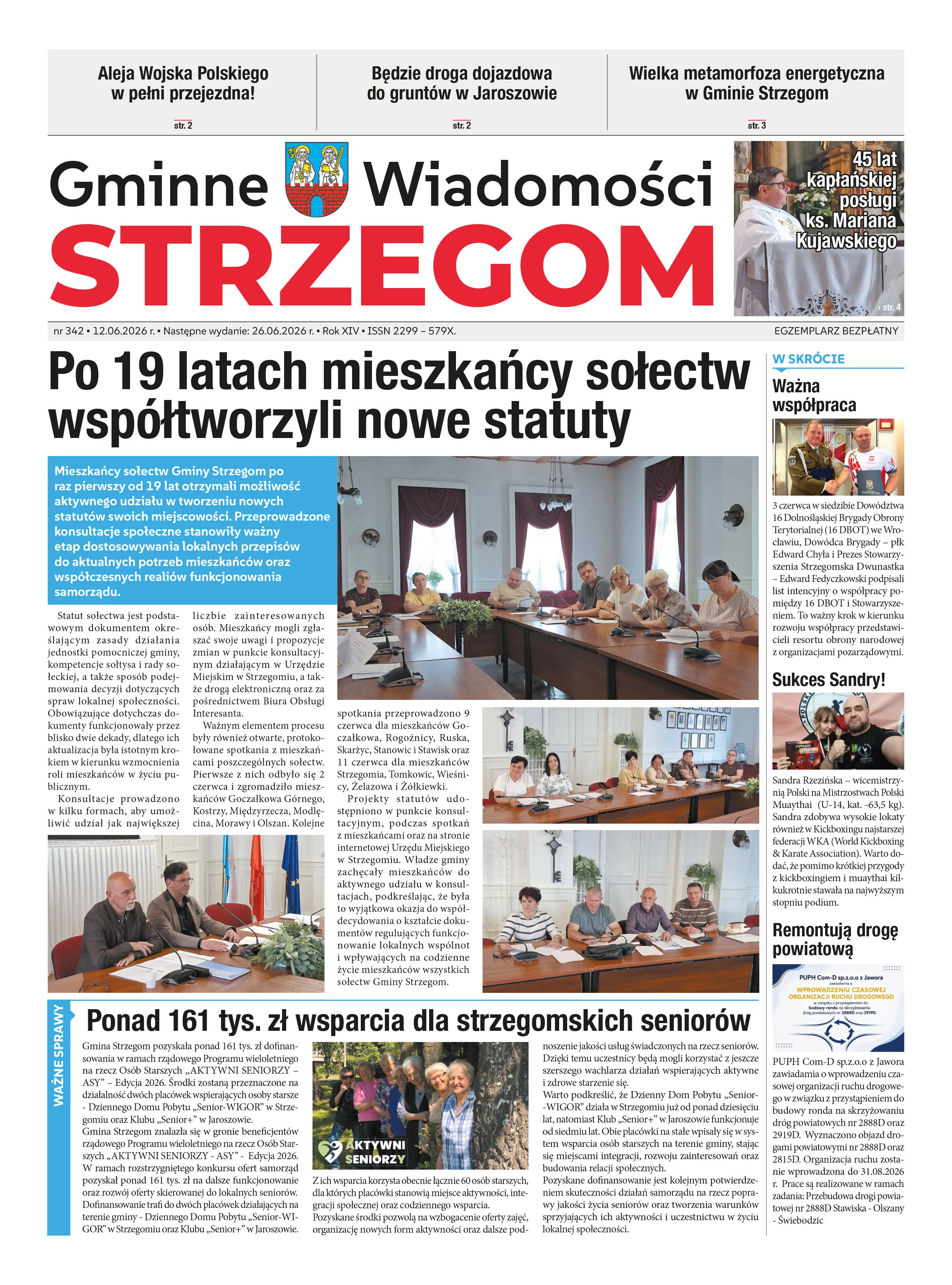 Strona z gazety "Gminne Wiadomości Strzegom". Tytuły artykułów dotyczą lokalnych wydarzeń, w tym współtworzenia statutów, wsparcia seniorów i sukcesów sportowych. Widoczne są zdjęcia spotkań i osób w sali urzędowej.
