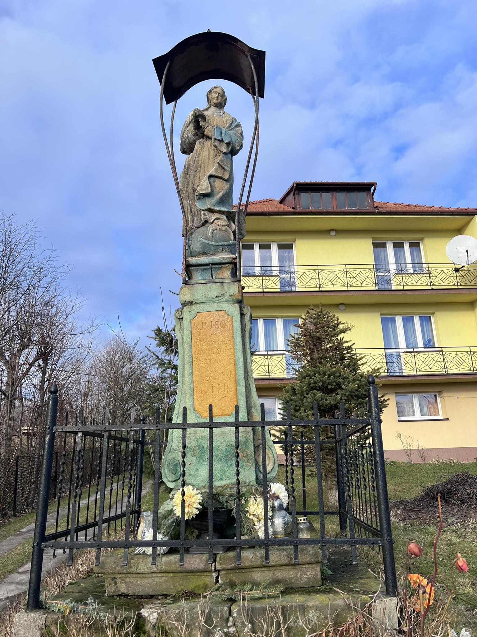Zdjęcie przedstawia kapliczkę - figurę matki boskiej przed konserwacją