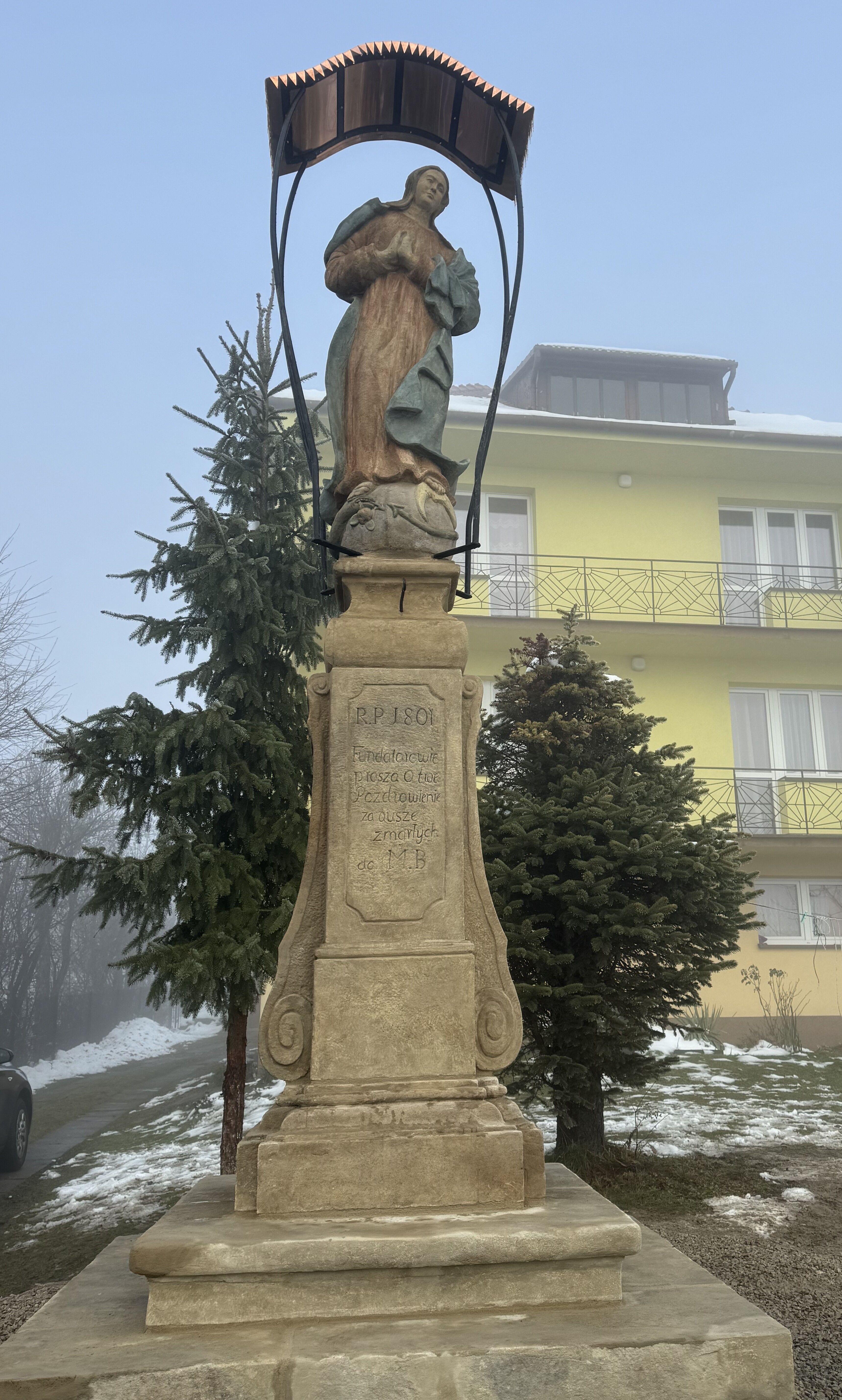 Zdjęcie przedstawia kapliczkę - figurę matki boskiej po renowacji