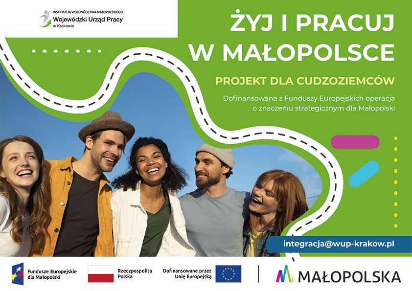 Plakat Żyj i pracuj w Małopolsce, projekt dla cudzoziemców, niżej fotografia przedstawiająca 5 ludzi. W lewym górnym rogu logo Wojewódzkiego Urzędu Pracy w Krakowie.
