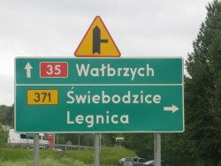 Zielona Tablica kierunkowa z napisem Wałbrzych, Świebodzice, Legnica