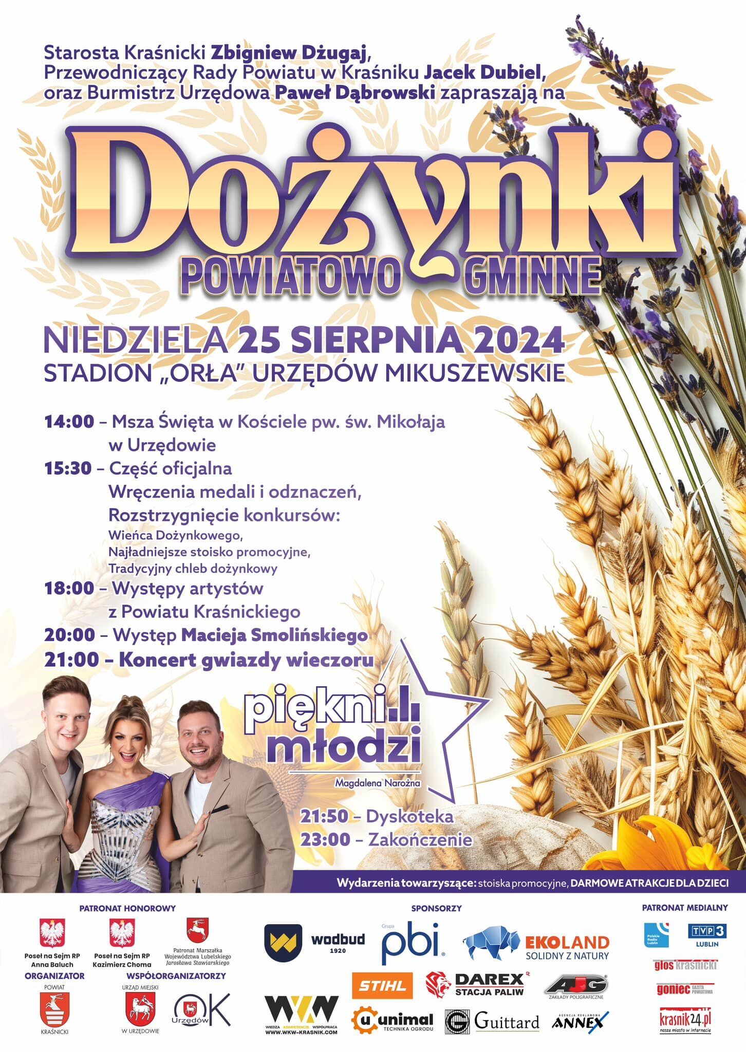 Plakat reklamowy wydarzenia "Dożynki Gminne", z datami, harmonogramem i nazwiskami występujących, na tle złotych kłosów zboża, z grafikami takimi jak mikrofon, zboże. Na dole zdjęcie trzech uśmiechniętych osób w wieczornym stroju.