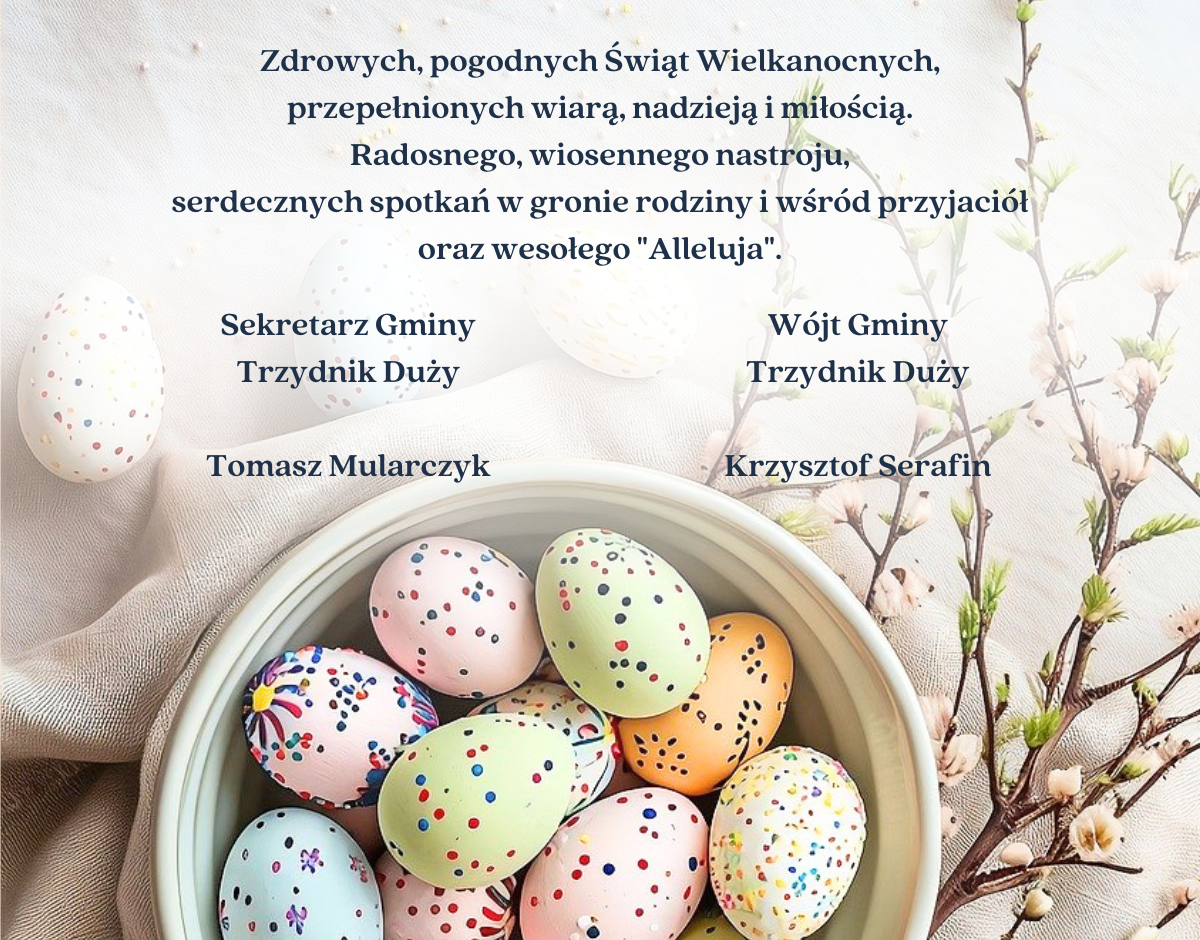 Zdjęcie przedstawia misę z kolorowo pomalowanymi jajkami wielkanocnymi na tle tkaniny z kwiatowym motywem oraz gałązki kwitnącej wiosny.