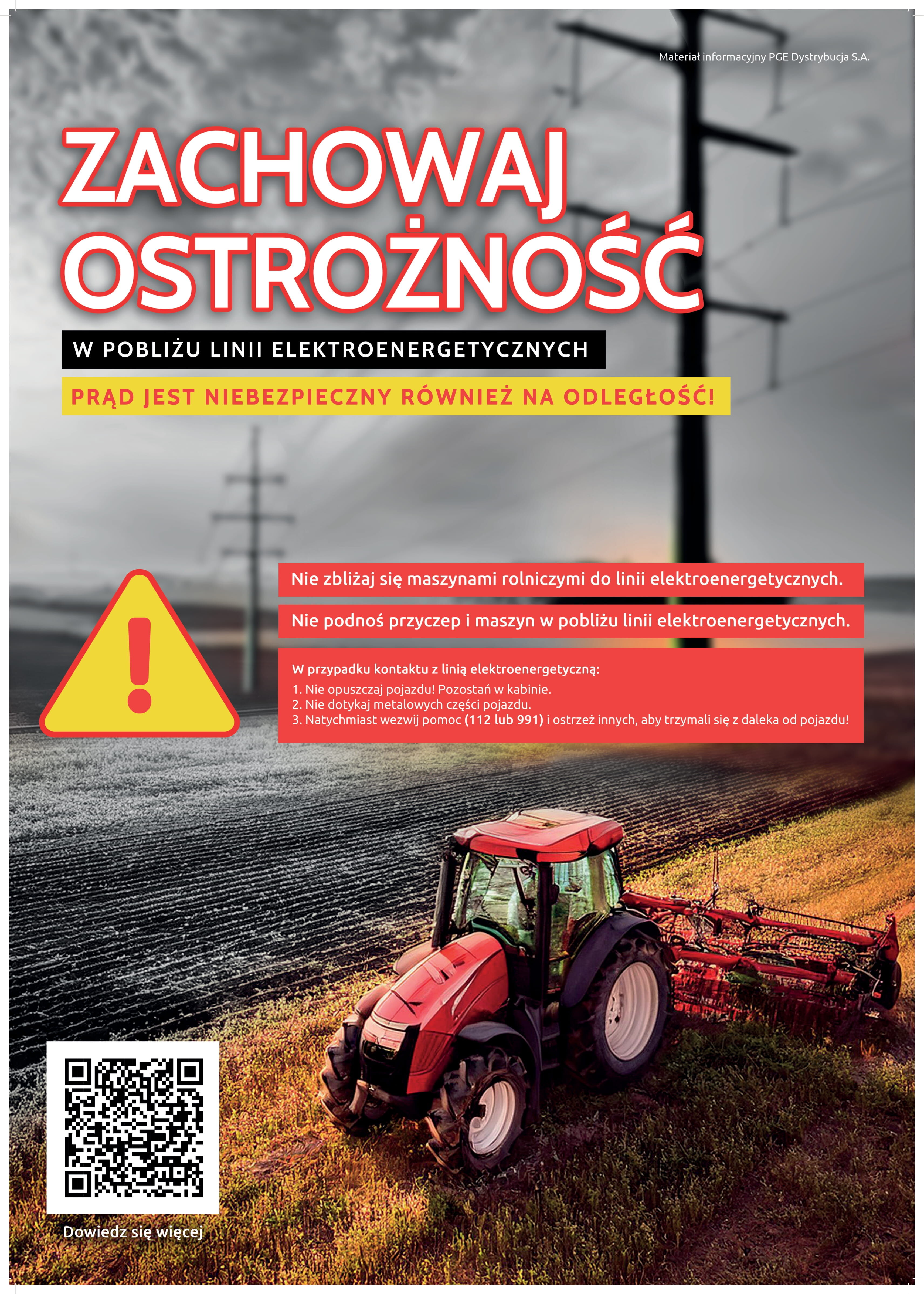 Plakat ostrzegawczy z napisem "ZACHOWAJ OSTROŻNOŚĆ W POBLIŻU LINII ELEKTROENERGETYCZNYCH", obrazkiem czerwonego traktora, znakiem uwagi i kodem QR.