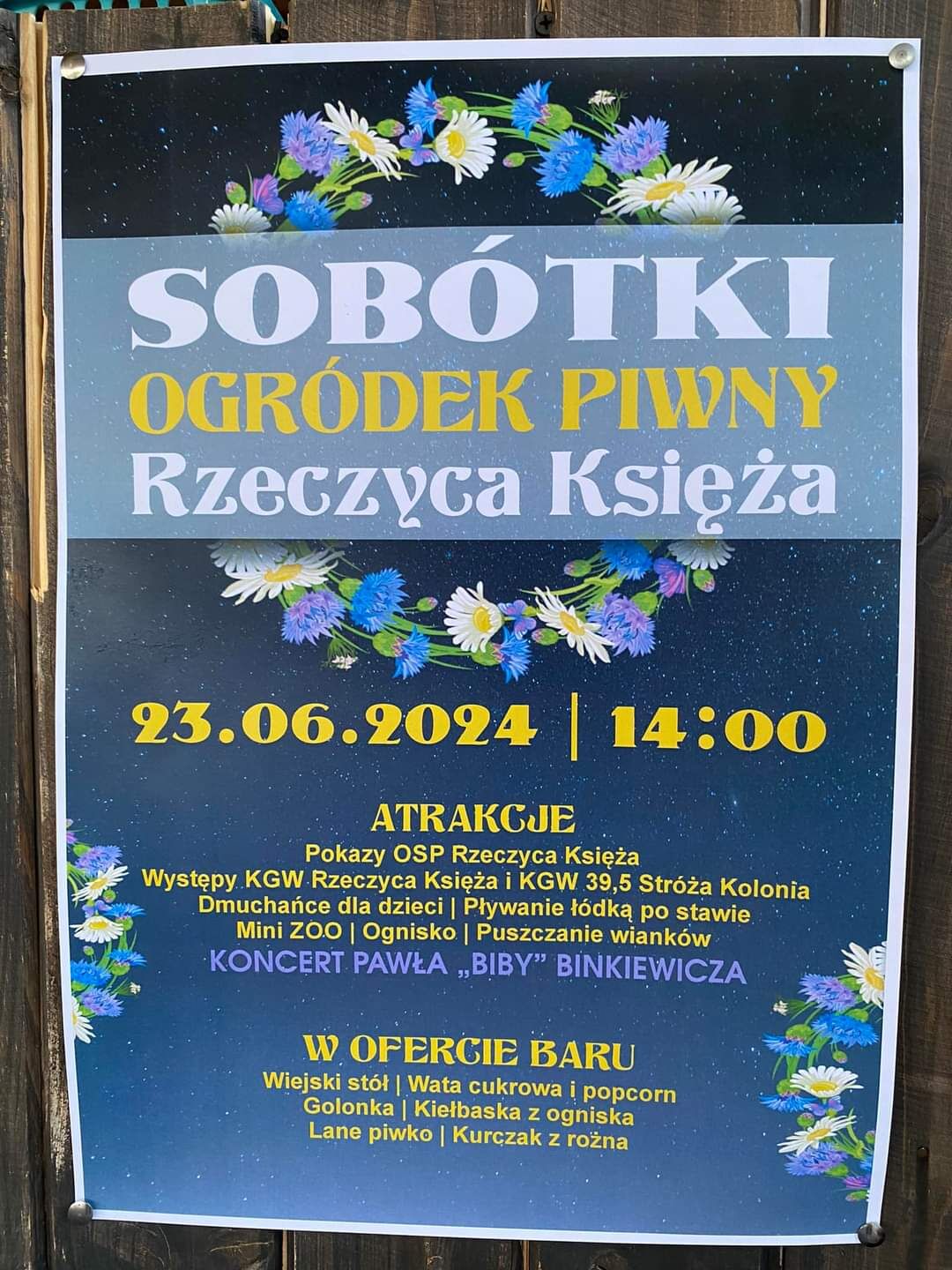 Kolorowy plakat wydarzenia z tekstami i grafikami kwiatów ogłaszający "Sobotni Piknik Rodzinny" datowany na 23.06.2024, z programem atrakcji i godzinami występów.