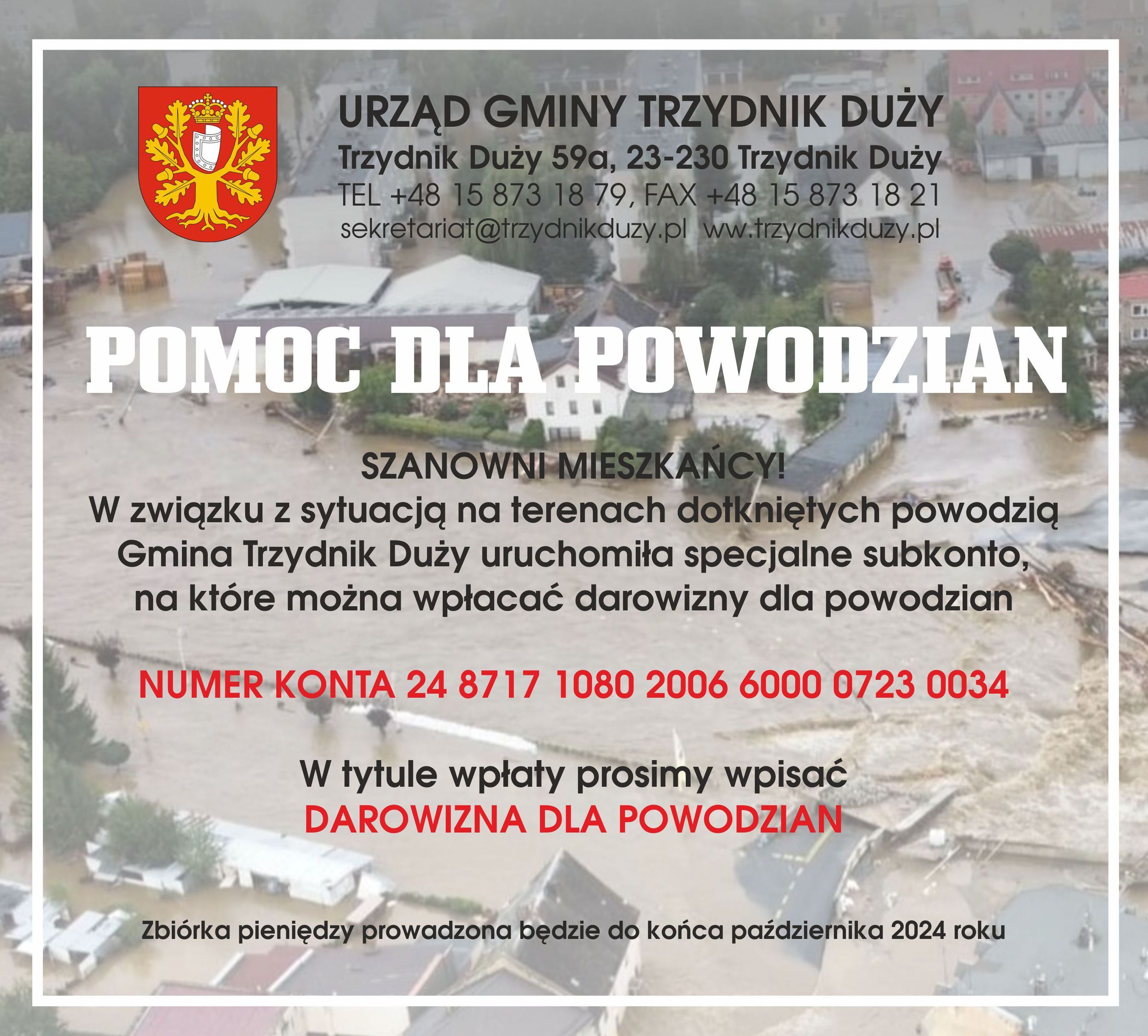 Zdjęcie przedstawia plakat z informacjami na temat zbiórki pieniędzy dla ofiar powodzi, z widokiem zalanych terenów w tle.