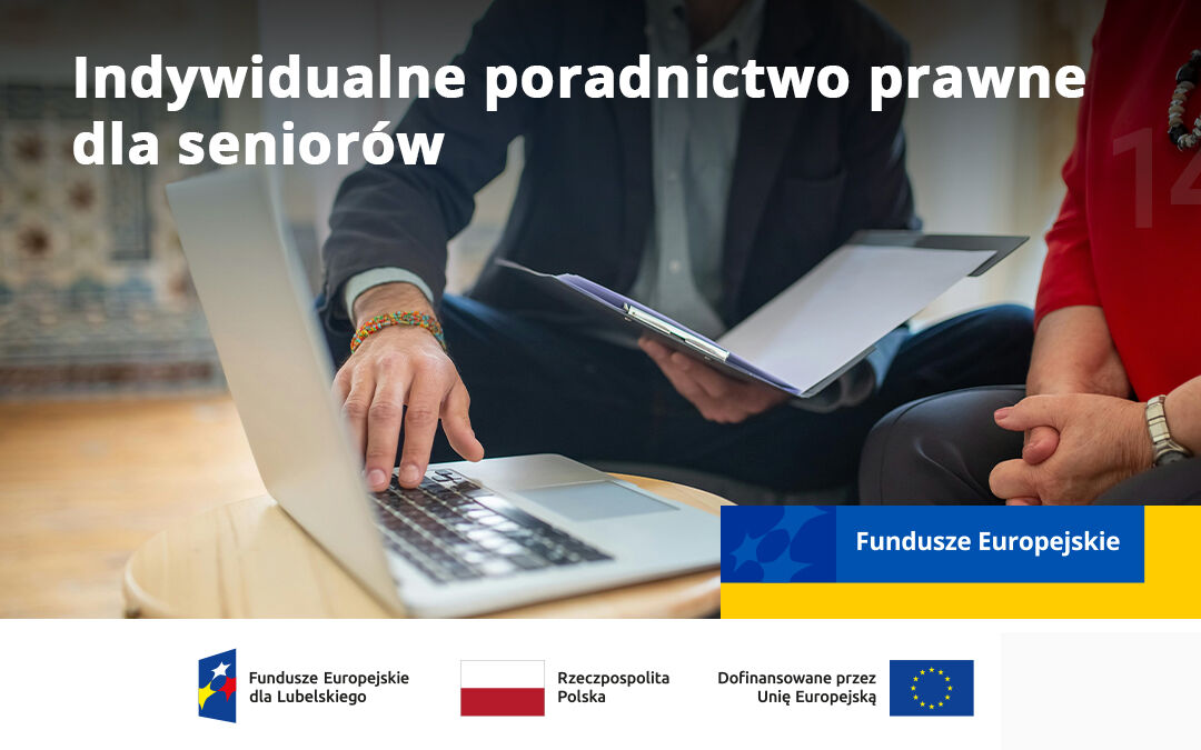 Dwie osoby siedzą przy stole; jedna przegląda laptopa, druga trzyma dokumenty. Na zdjęciu widnieją napisy o poradnictwie prawnym dla seniorów i logotypy UE.