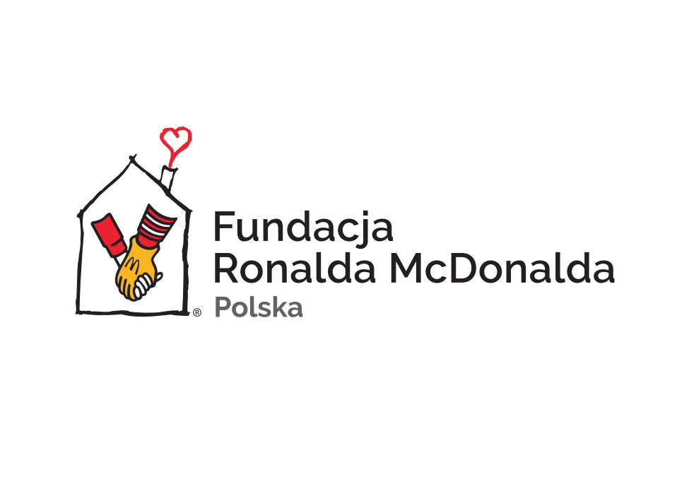 Logo Fundacji Ronalda McDonalda Polska przedstawia rysunek domu z sercem na górze. Wewnątrz domu są splecione dłonie. Obok widnieje nazwa fundacji. Kolorystyka to czerń, czerwień i żółć.