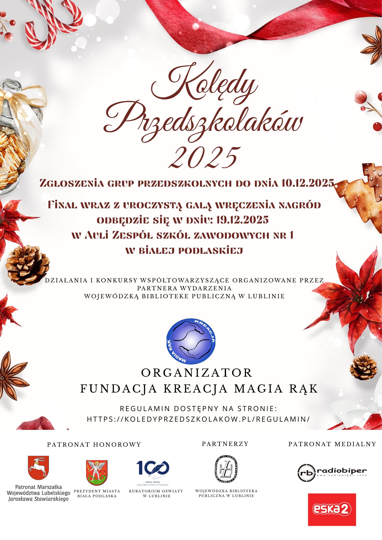 Plakat promujący wydarzenie "Kolędy Przedszkolaków 2025". Zawiera informacje o terminach zgłoszeń i gali finałowej. Dekoracyjny motyw z nutami, szyszkami i czerwonymi wstążkami tło tworzą świąteczną atmosferę.