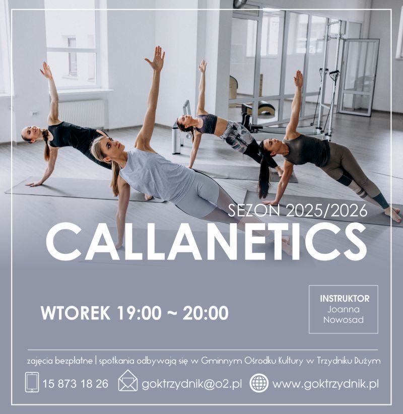 Grupa kobiet ćwiczy callanetics w jasnym pomieszczeniu. Każda z nich wykonuje skłon na bok, siedząc na matach. W tle duże okna wpuszczają sporo naturalnego światła. Na grafice informacje o zajęciach.