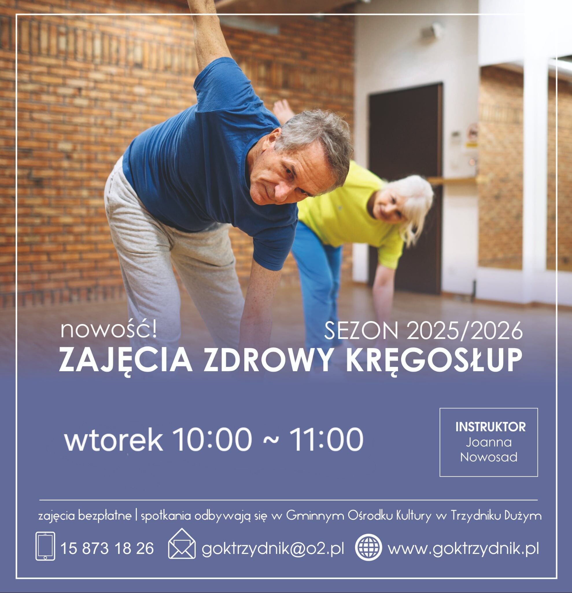 Dwóch seniorów ćwiczy w sali gimnastycznej, wykonując skłony. Na plakacie są informacje o bezpłatnych zajęciach "Zdrowy Kręgosłup" odbywających się w Gminnym Ośrodku Kultury we wtorki.
