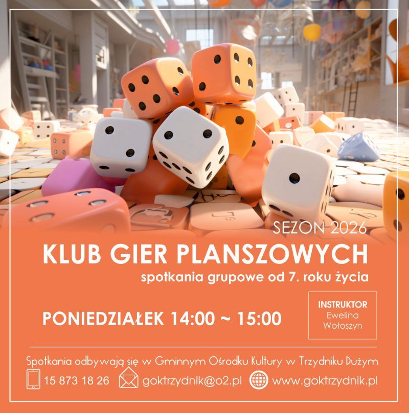 Pomieszczenie pełne rozrzuconych kości do gry, w tle regały. Na dole informacja o spotkaniach Klubu Gier Planszowych z terminem i kontaktem, na sezon 2026.