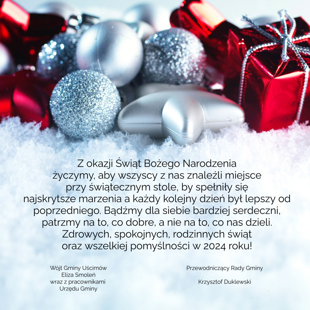 Zdjęcie przedstawia świąteczne dekoracje, w tym czerwone i srebrne bombki, wstążki i prezent z czerwonym opakowaniem. W tle widać kartkę z życzeniami świątecznymi w języku polskim.