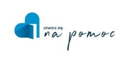 Logo przedstawia niebieskie serce po lewej stronie, które częściowo przypomina otwarte drzwi. Obok znajduje się napis "otwórz się na pomoc" w ciemnym kolorze, napisany elegancką, odręczną czcionką.