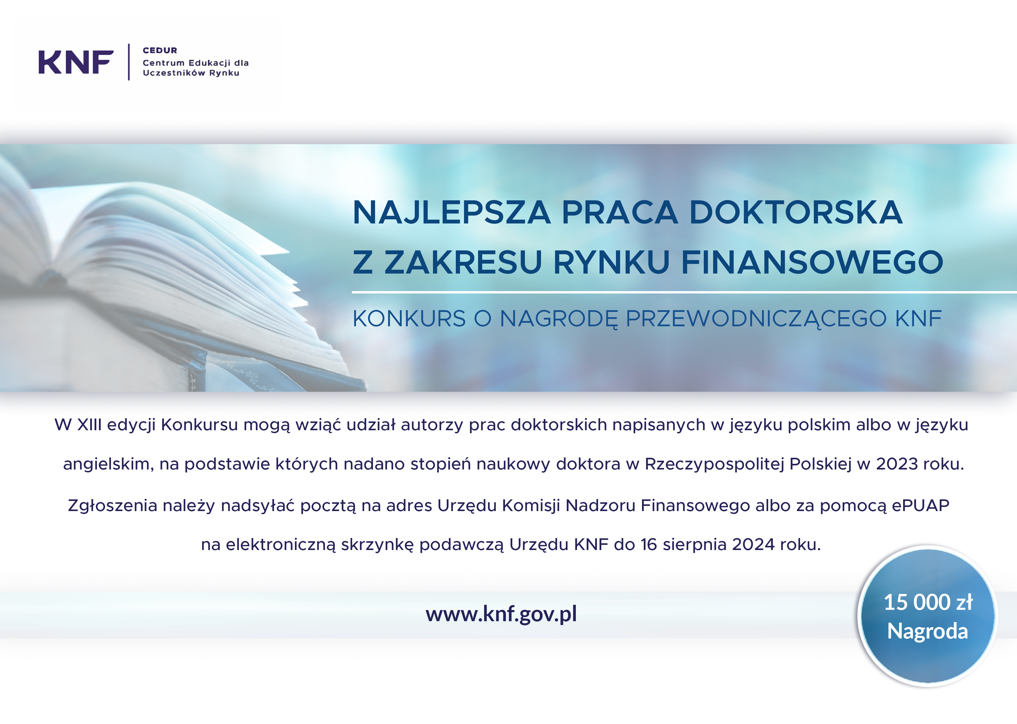 Obraz przedstawia plakat informacyjny dotyczący konkursu na najlepszą pracę doktorską związane z rynkiem finansowym, organizowanego przez KNF. Na pierwszym planie zdjęcie rozwartych książek.