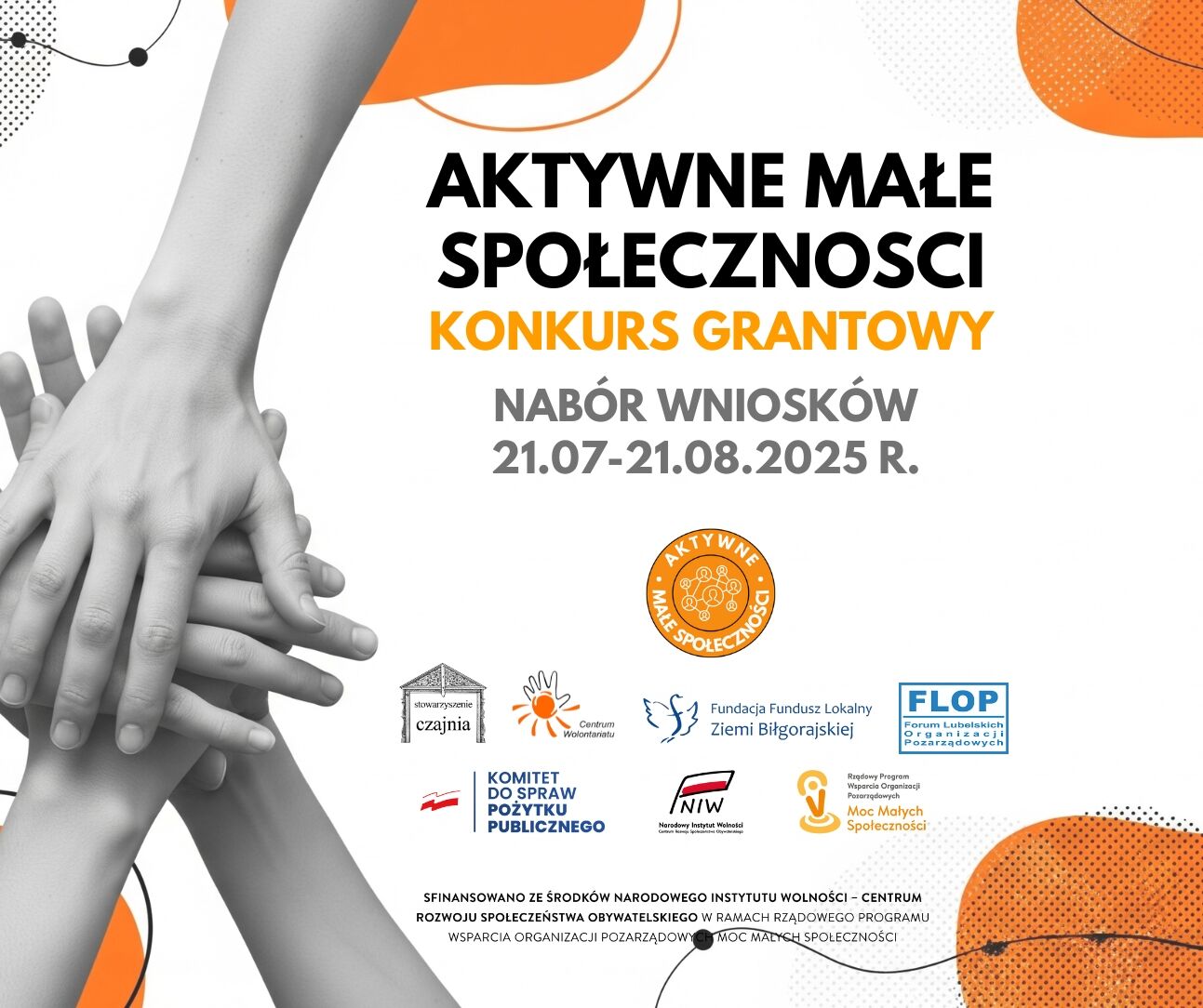 Na plakacie przedstawiono splecione dłonie w tle. Tekst informuje o naborze wniosków do konkursu grantowego "Aktywne Małe Społeczności" od 21 lipca do 21 sierpnia 2025 r. Na dole znajdują się loga organizacji.