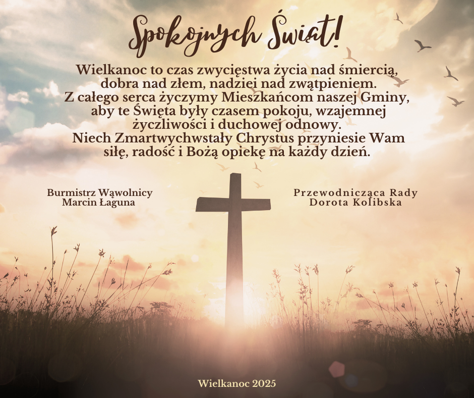 Na tle wschodzącego słońca i delikatnych chmur widać krzyż na wzgórzu. Tekst na obrazie zawiera życzenia wielkanocne od burmistrza Wąwolnicy i przewodniczącej rady oraz napis "Wielkanoc 2025". Atmosphäre pełna spokoju i refleksji.