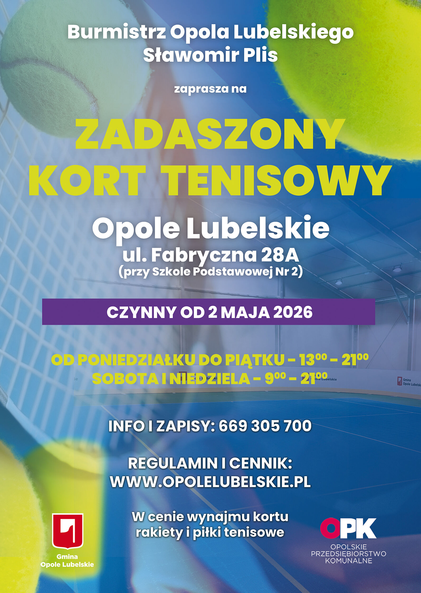 Plakat informujący o otwarciu zadaszonego kortu tenisowego w Opolu Lubelskim. Podaje adres, godziny otwarcia, informacje kontaktowe oraz stronę internetową. Tło jest niebieskie z elementami graficznymi i logotypami.