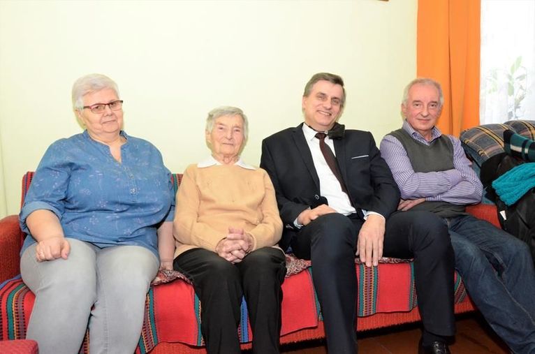 Rodzina, stulatka i burmistrz Leszek Michalak na wspólnej fotografii